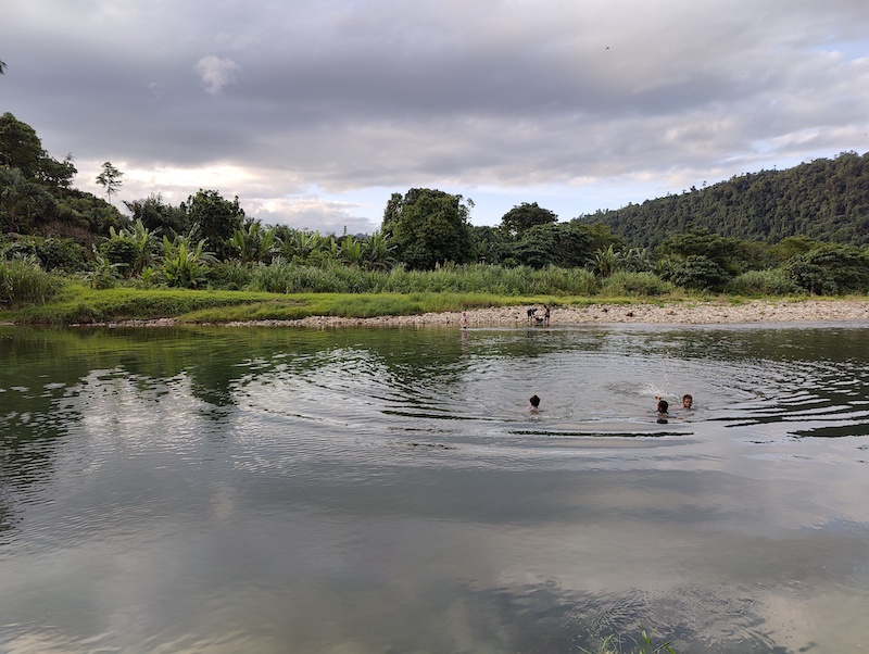 children swimming across the Labe river